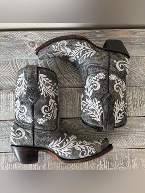 Corral Grey Floral Embroidered Distressed/Crackle Snip Toe Cowboy Boot(Size:6M)